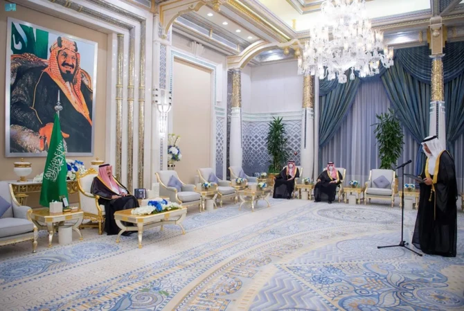 Des ambassadeurs saoudiens nouvellement nommés prêtent serment devant le roi Salmane