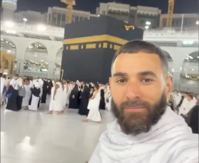 Benzema, nouveau joueur du club saoudien d'Al-Ittihad, accomplit la Omra