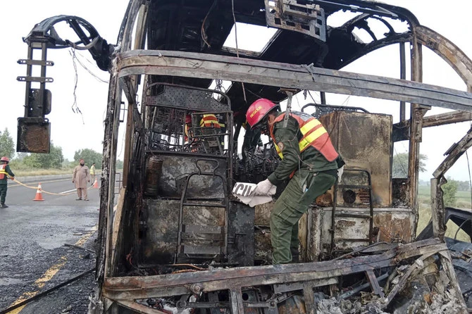 Pakistan: 18 personnes brûlées vives dans un accident de bus