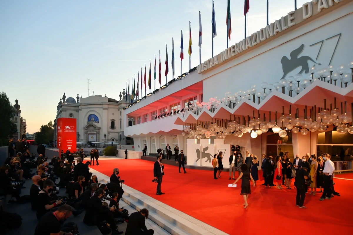 Tapis rouge devant le palais du festival de la Mostra de Venise au Lido. (Photo Alberto Pizzoli/AFP)