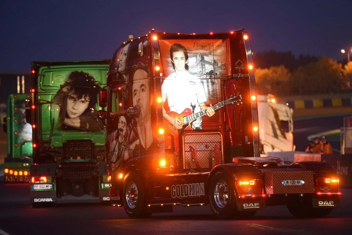Camion peint en hommage au chanteur français Jean-Jacques Goldman et au groupe de rock français Indochine lors d'un concours de camions décorés, en marge de la 36e édition des 24 heures du camion, au Mans, dans l'ouest de la France, le 25 septembre 2021. (Photo Jean-Francois Monier / AFP)