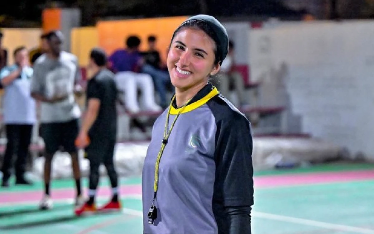 Lamya al-Nahdi, première arbitre internationale saoudienne de l'histoire du basketball