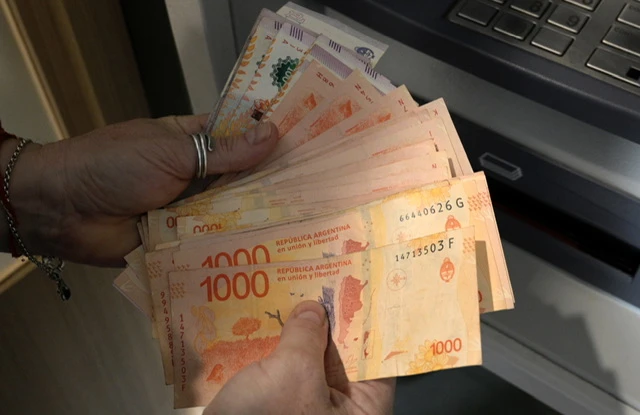 Argentine: Le peso dévalué, l'économie sur les nerfs après le choc Milei à la primaire