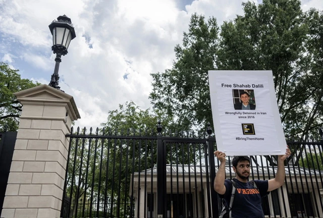 Un détenu en Iran et son fils à Washington en grève de la faim pour réclamer sa libération