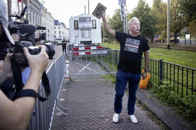 Pays-Bas: Un Coran déchiré lors d'une manifestation d'extrême droite à La Haye