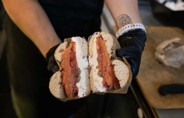 En quête du bagel de son enfance, Andrew Martinez vit le rêve américain