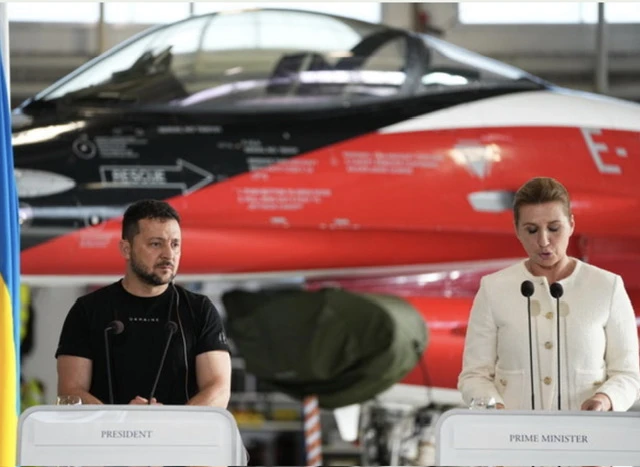 Ukraine: Zelensky se félicite de la livraison promise de 61 avions F-16