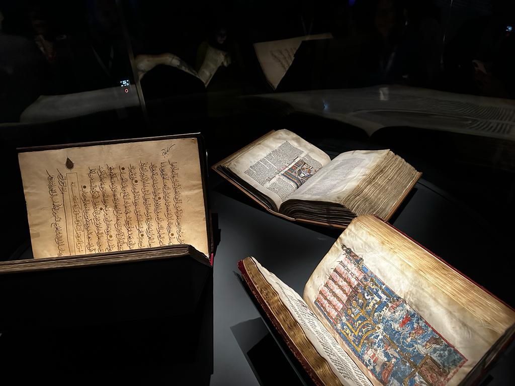 À l’occasion de sa dernière exposition, «Lettres de lumière», le Louvre Abu Dhabi met en valeur des manuscrits abrahamiques