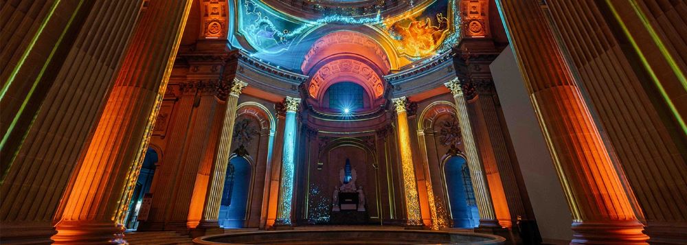 Aura, un spectacle son et lumières illumine le dôme des Invalides