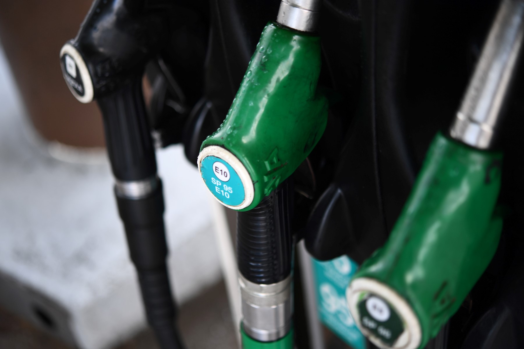 Vente à perte de carburant: la grande distribution ferme la porte, le gouvernement persiste