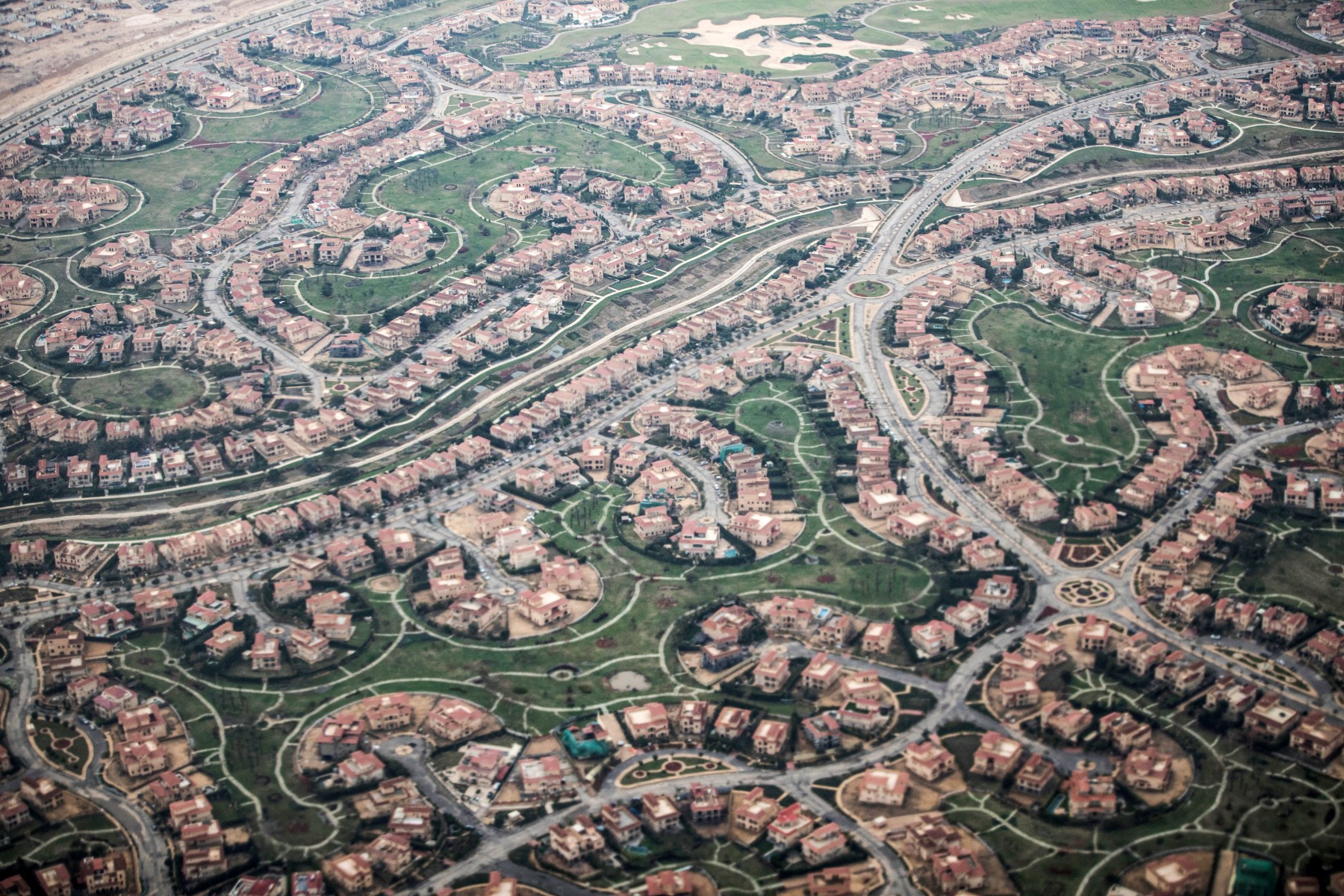 Cette photo prise le 13 mars 2020 montre une vue aérienne d'immeubles de luxe dans la banlieue résidentielle de Madinaty, à quelque 40 kilomètres à l'est du centre de la capitale égyptienne, Le Caire. (Photo Khaled Desouki AFP)