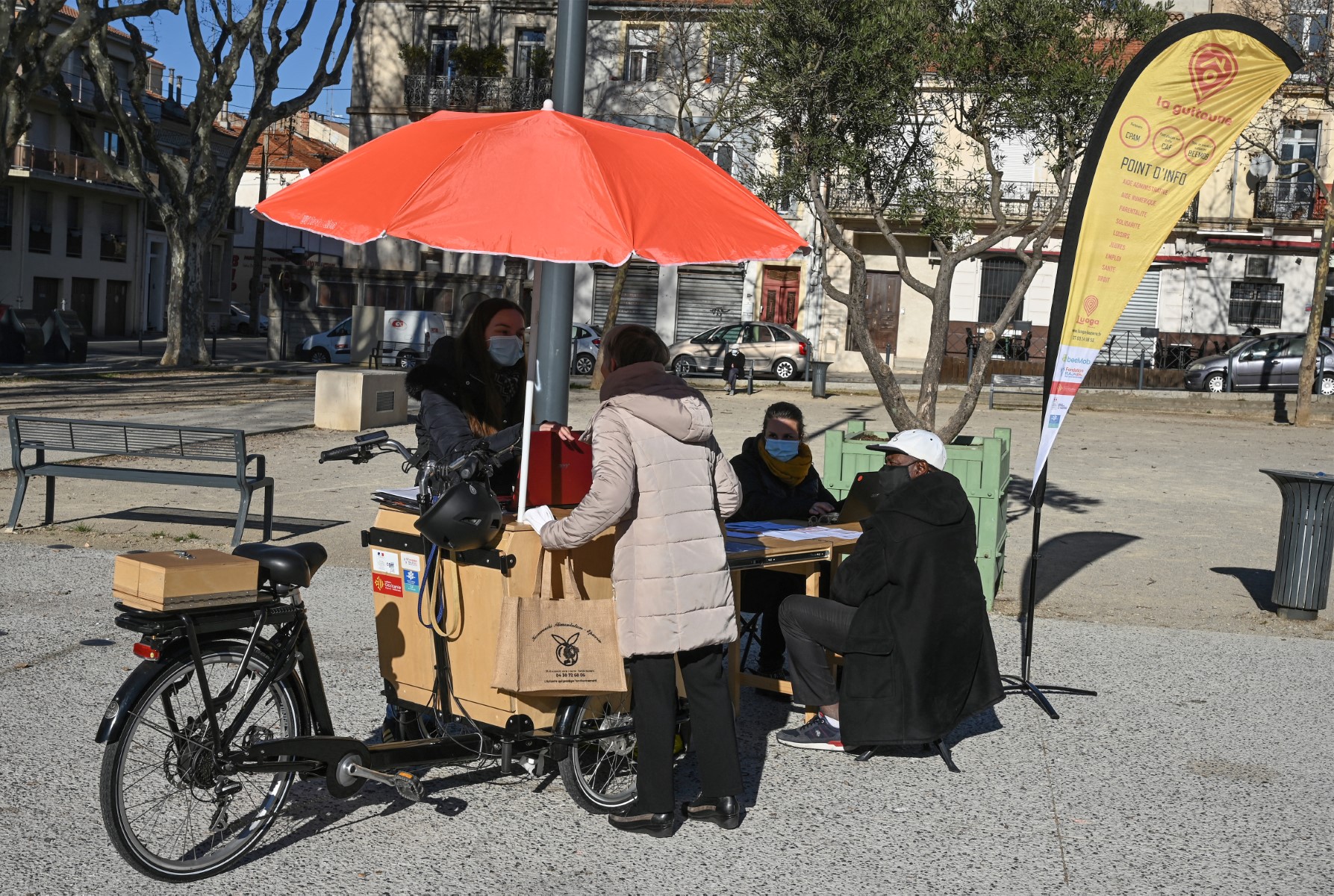 Des travailleurs sociaux aident les habitants à résoudre leurs problèmes administratifs à Béziers, dans le sud de la France, le 8 février 2022. (Photo Pascal Guyot AFP)