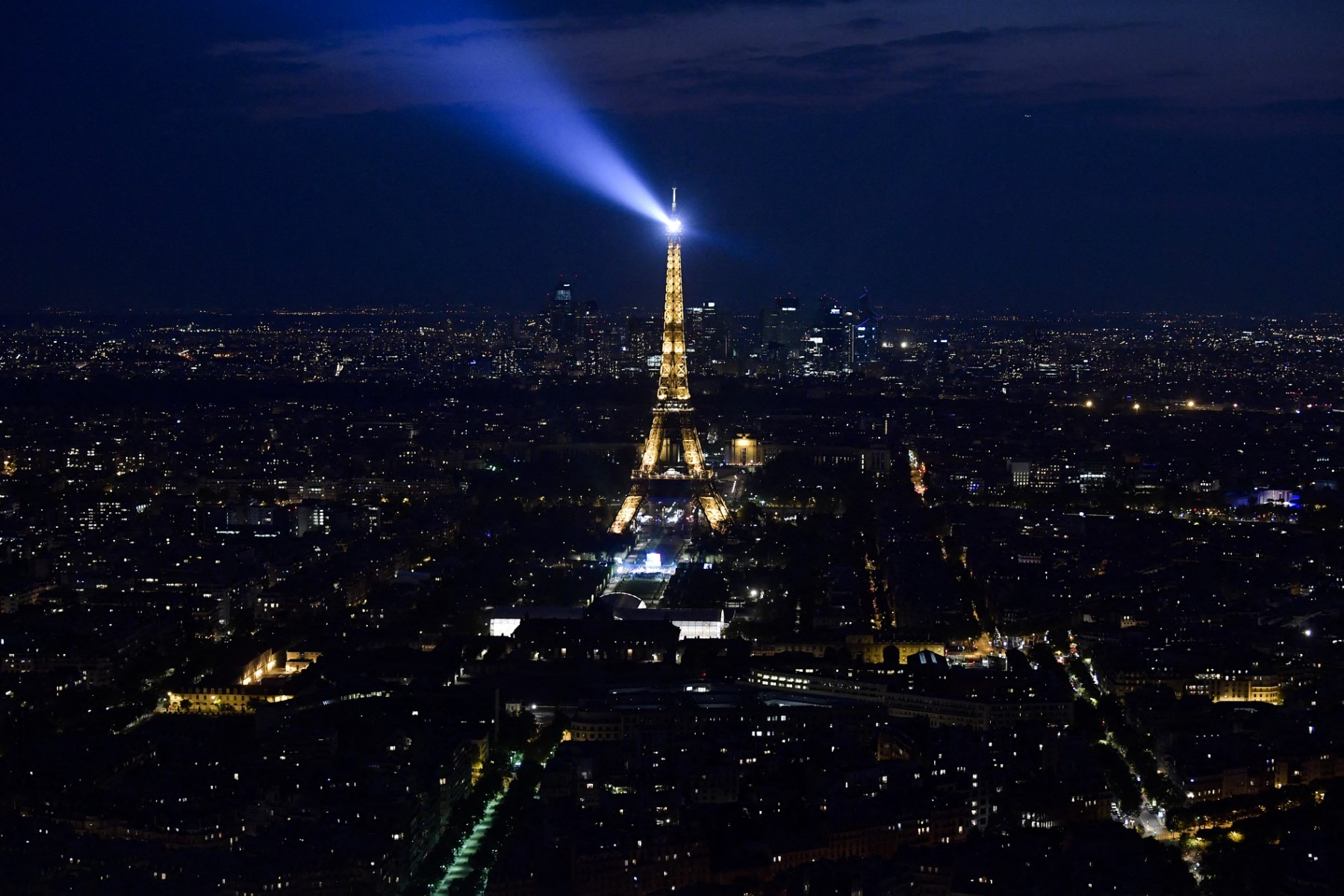 Séisme au Maroc: en hommage, la Tour Eiffel éteinte à 23h