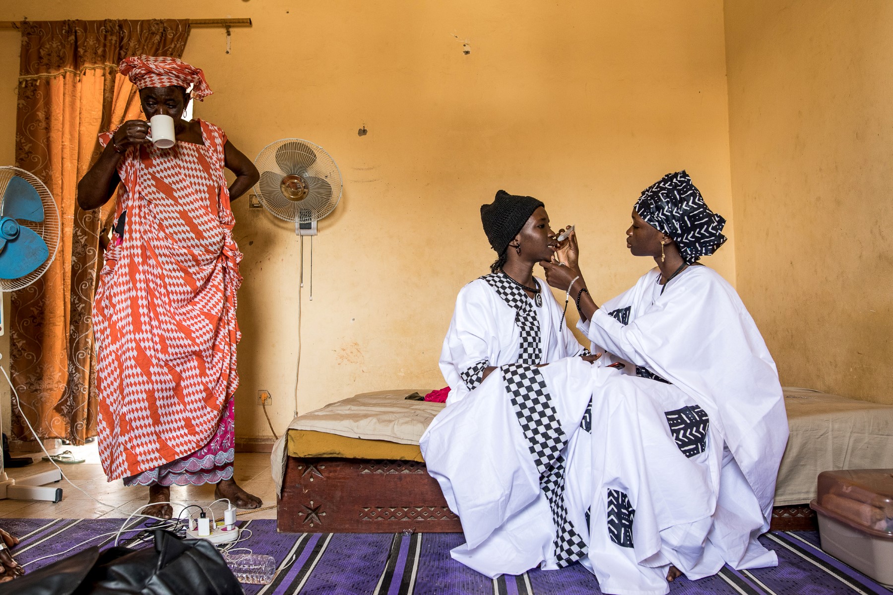 Des pèlerins de la confrérie des Mourides se préparent avant le pèlerinage musulman annuel du Grand Magal des Mourides à Touba, le 15 septembre 2022. (Photo par Muhamadou Bittaye / AFP)