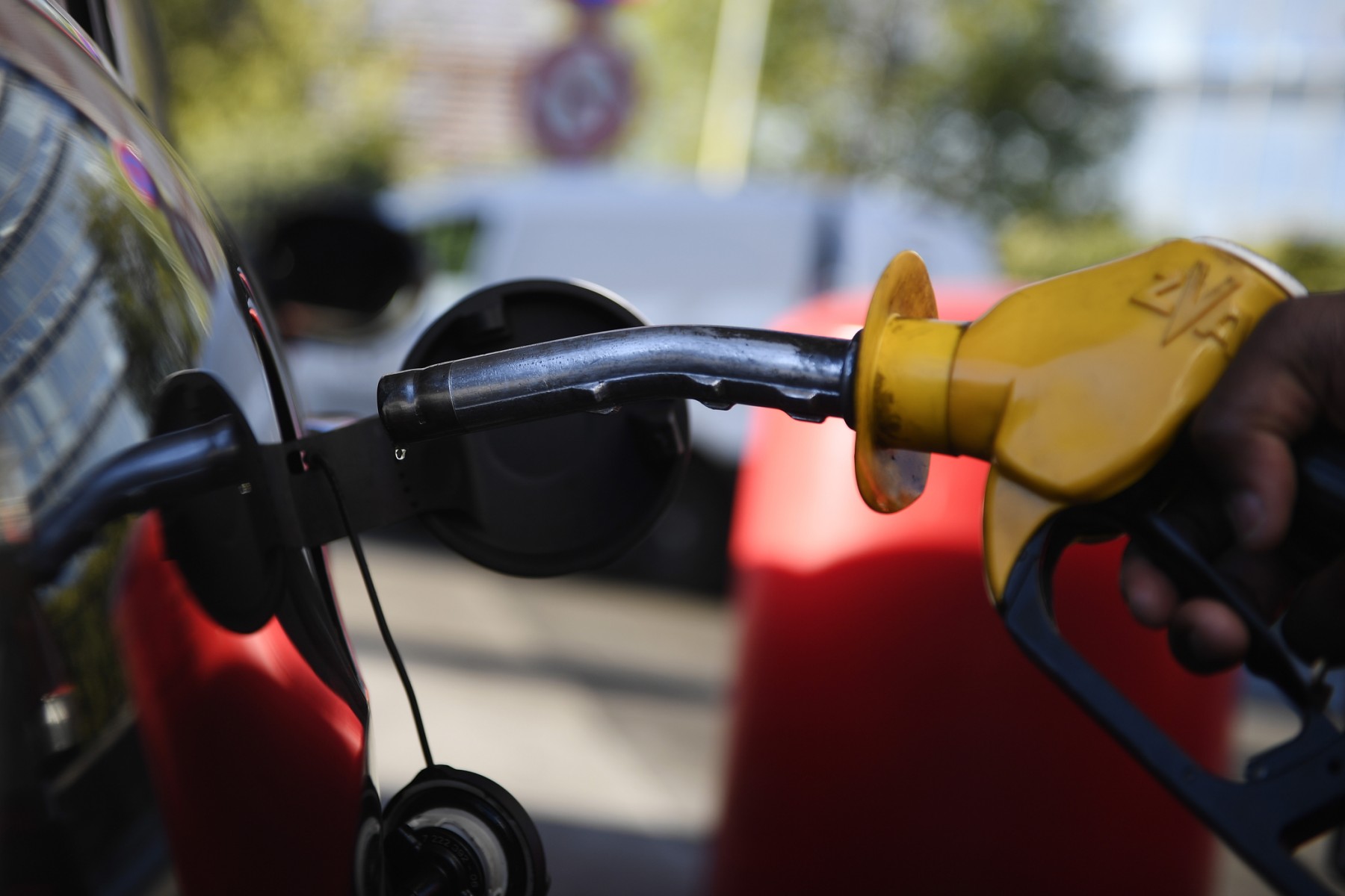 Carburants: La vente à perte voulue pour décembre, sans faire l’unanimité