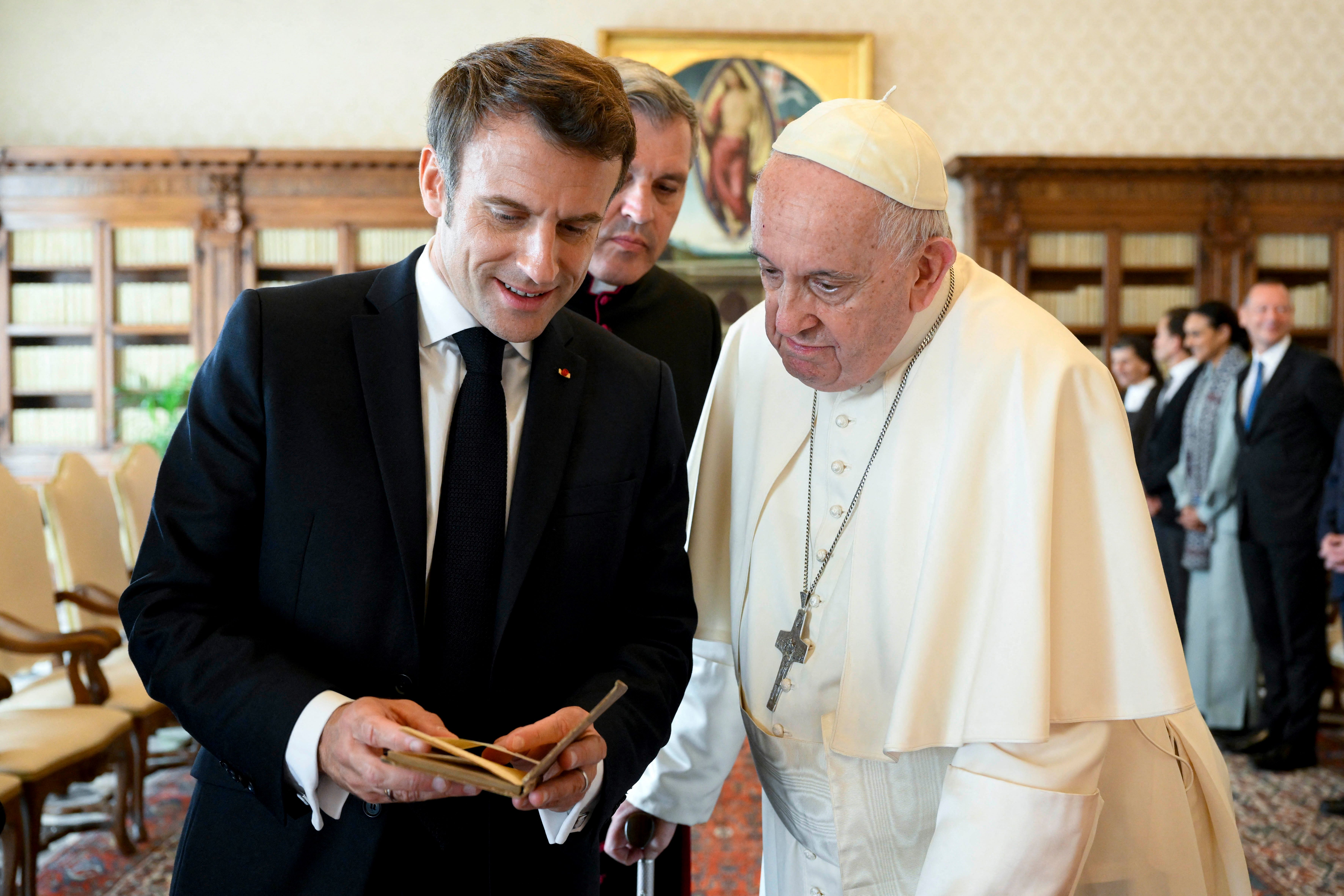 Macron assistera à la messe du pape au stade Vélodrome à Marseille, malgré la polémique