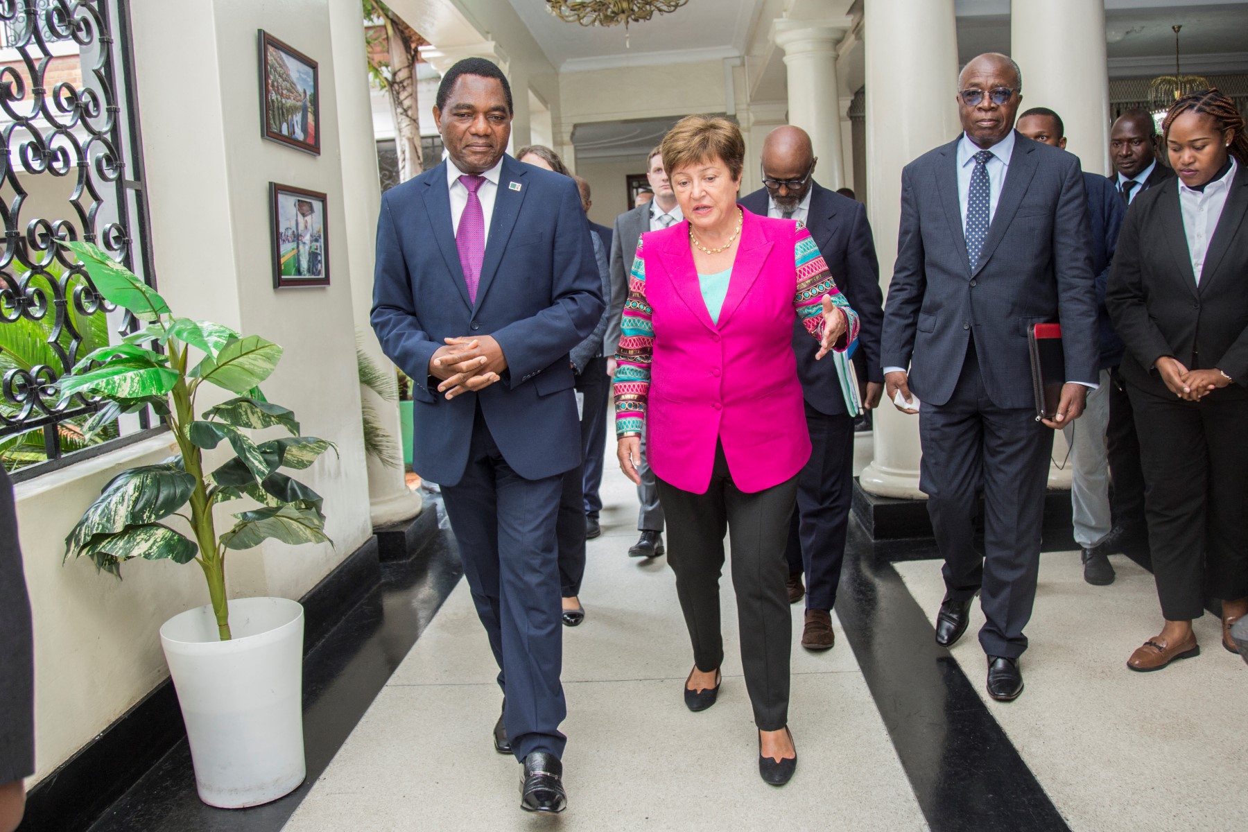 La directrice générale du Fonds monétaire international, Kristalina Georgieva (2e à gauche), en compagnie du président zambien Hakainde Hichilema (à gauche) et du ministre zambien des Finances Situmbeko Musokotwane au State House à Lusaka, le 23 janvier 2023. (Photo Salim Dawood AFP)