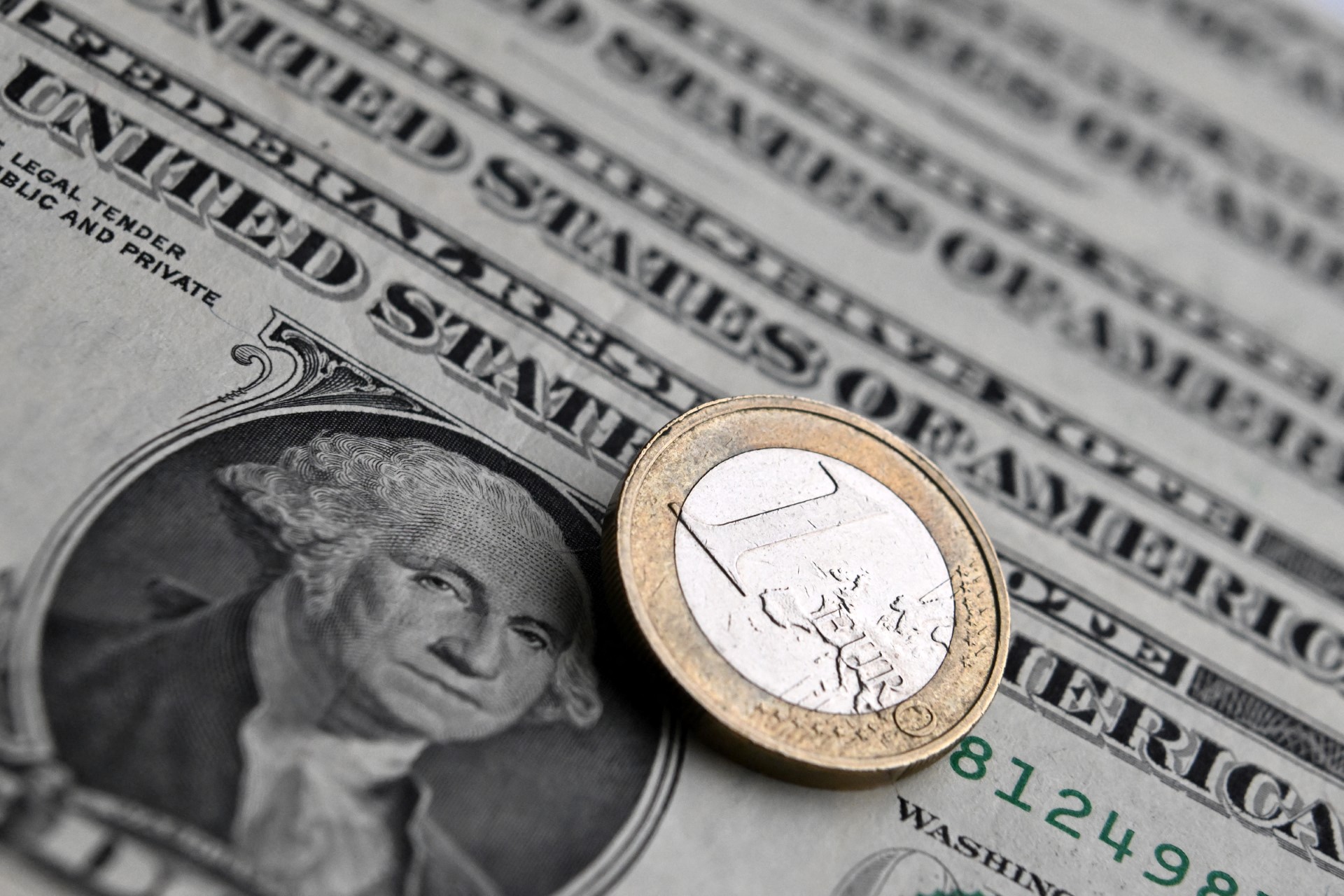 L'euro frôle son plus bas de l'année face au dollar, inarrêtable