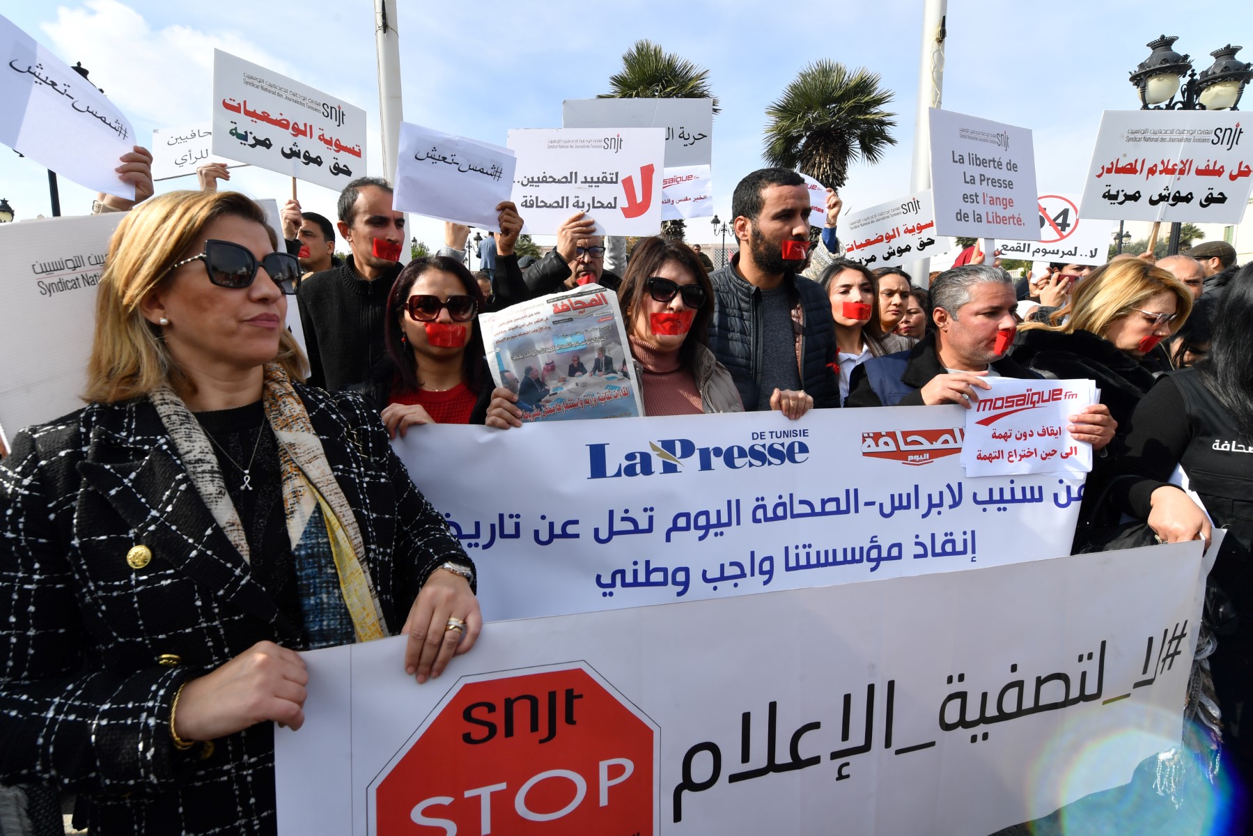 Des journalistes tunisiens manifestent devant le bureau du Premier ministre dans la capitale Tunis, le 16 février 2023, pour défendre la liberté d'expression. (Photo par Fethi Belaid / AFP)