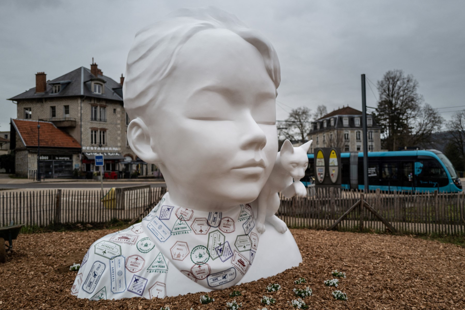 Des employés municipaux à pied d'œuvre pour préparer l'inauguration de la sculpture intitulée "Le visage humain a toujours été mon grand paysage" de l'artiste française Nathalie Talec à Besançon, le 8 mars 2023, installée à l'occasion du 150e anniversaire de la naissance de l'écrivaine et femme de lettres française Colette (Photo Arnaud Finistre AFP)