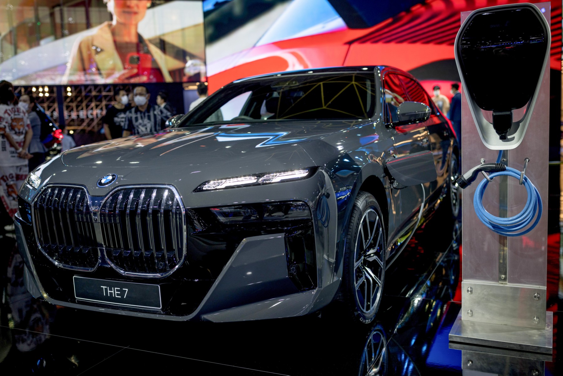 Une voiture électrique BMW Série 7 est exposée au 44e Salon international de l'automobile de Bangkok, le 22 mars 2023. (Photo Jack Taylor AFP)