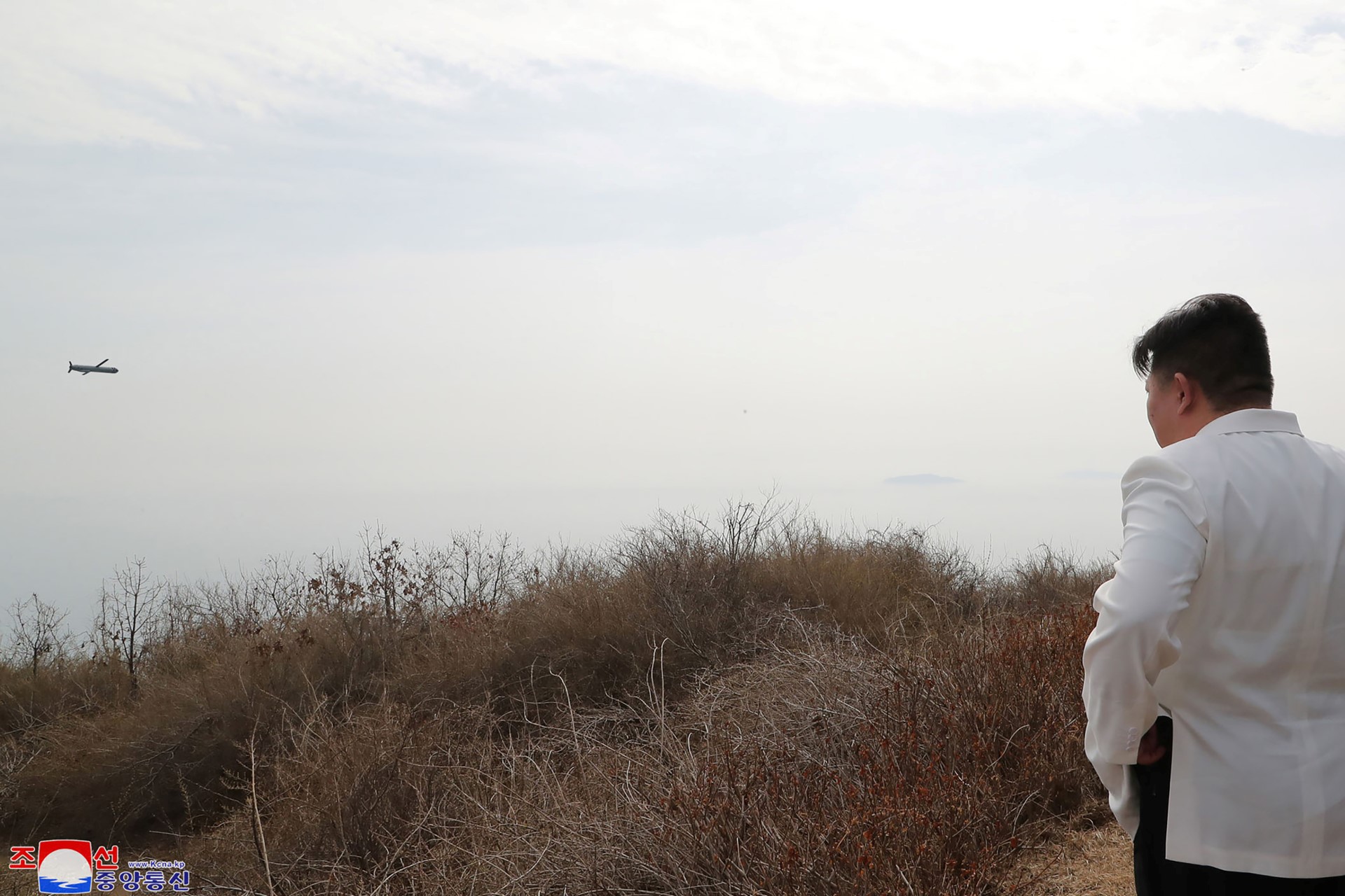 Cette photo prise le 22 mars 2023 et publiée par l'agence de presse officielle nord-coréenne Korean Central News Agency (KCNA) le 24 mars 2023 montre le dirigeant nord-coréen Kim Jong UN guidant un exercice de lancement des unités de missiles de croisière stratégiques "Hwasal" dans un lieu non divulgué en Corée du Nord. (Photo par KCNA VIA KNS / AFP)