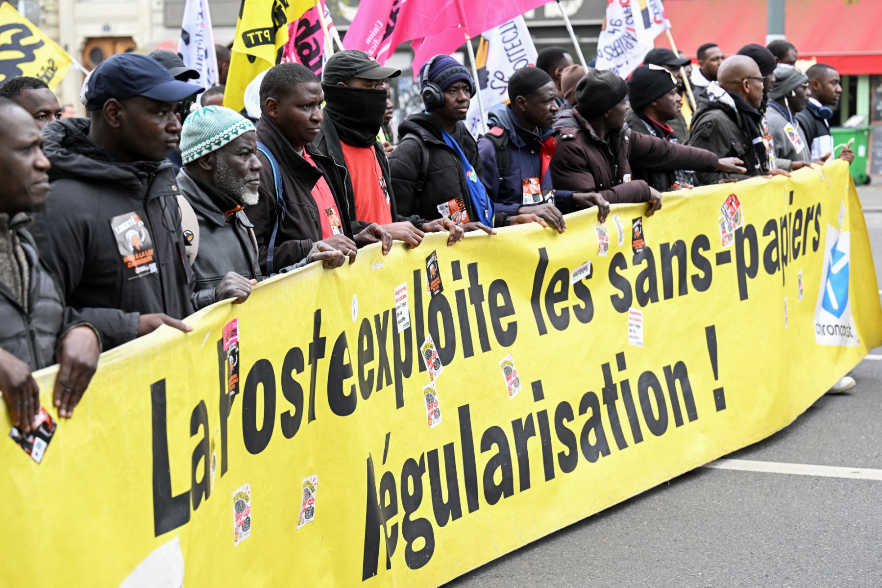 La Poste au tribunal mardi, accusée de «fermer les yeux» sur «l'exploitation de sans-papiers»