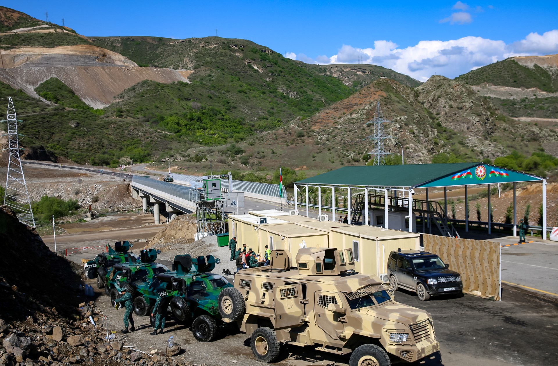 Vue d'un poste de contrôle azerbaïdjanais récemment installé à l'entrée du corridor de Lachin, le seul lien terrestre de la région séparatiste du Haut-Karabakh peuplée d'Arméniens avec l'Arménie, par un pont traversant la rivière Hakari, le 2 mai 2023. (Photo Tofik Babayev AFP)