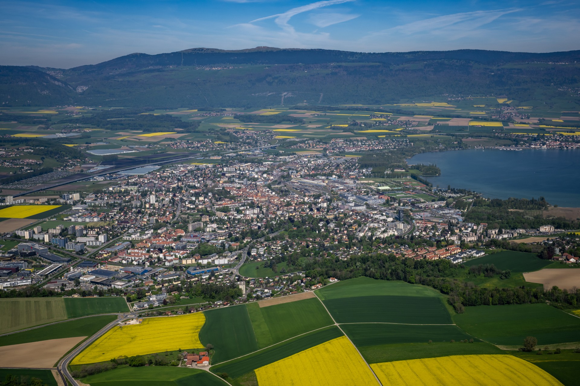 Une photographie montre une vue aérienne de la ville d'Yverdon-les-Bains, au pied du Jura et sur les bords du lac de Neuchâtel, le 4 mai 2023. (Photo de Fabrice Coffrini / AFP)