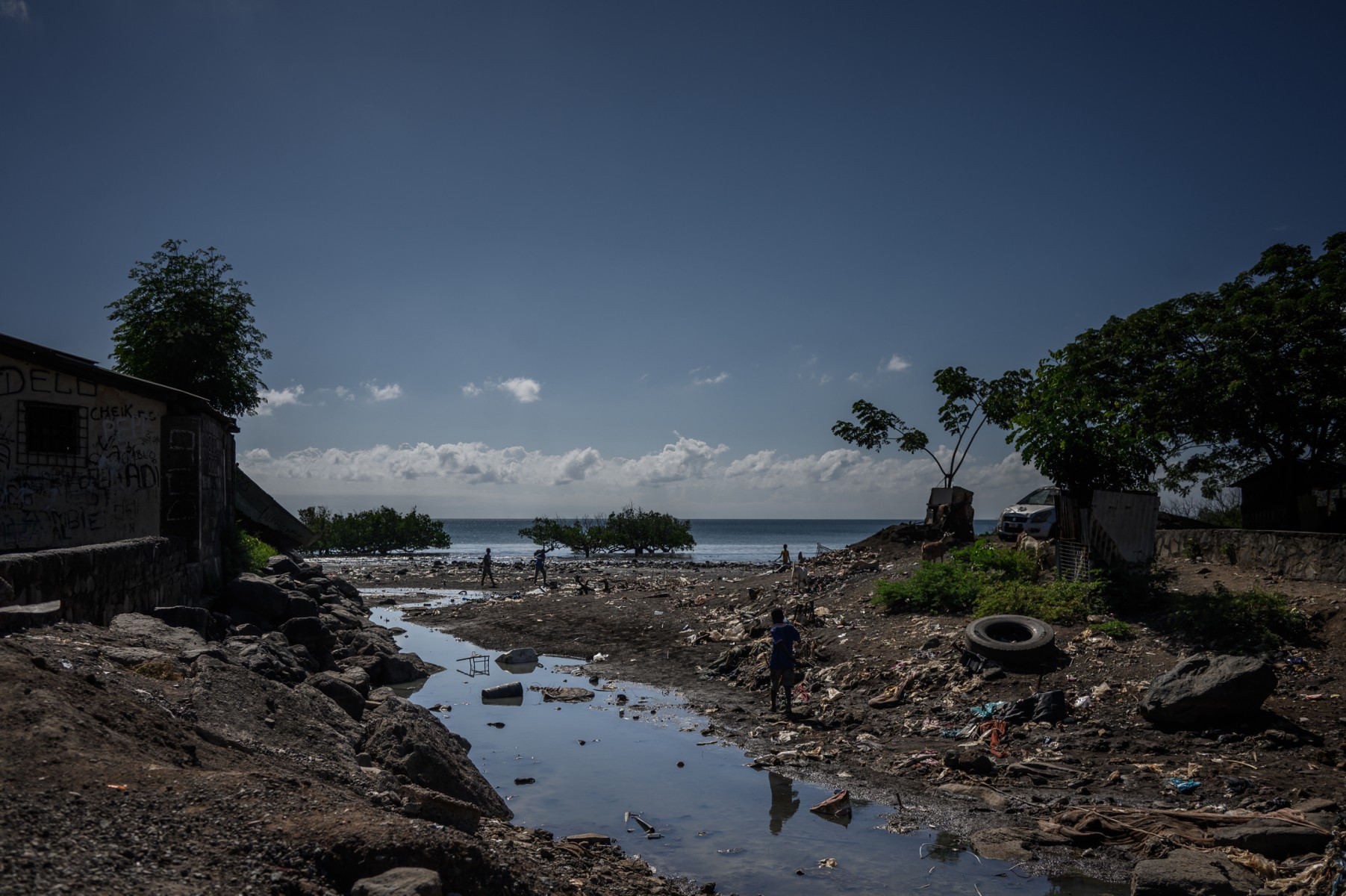 Cette photographie prise le 27 mai 2023 montre des déchets le long d'un cours d'eau menant à une plage dans un quartier proche du bidonville du quartier «Talus 2» à Koungou après sa démolition sur l'île française de Mayotte dans l'océan Indien. (Photo Philippe LOPEZ / AFP)
