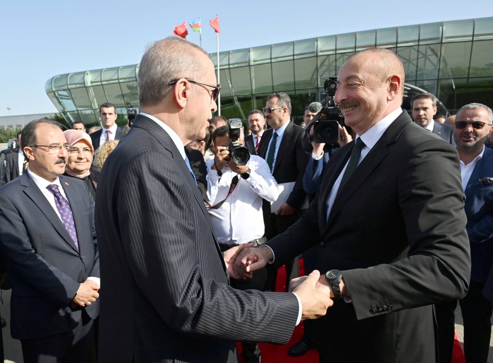 Le président azerbaïdjanais Ilham Aliyev accueille le président turc Recep Tayyip Erdogan à l'aéroport de Bakou, le 13 juin 2023. (Photo distribuée, Présidence azerbaïdjanaise AFP)
