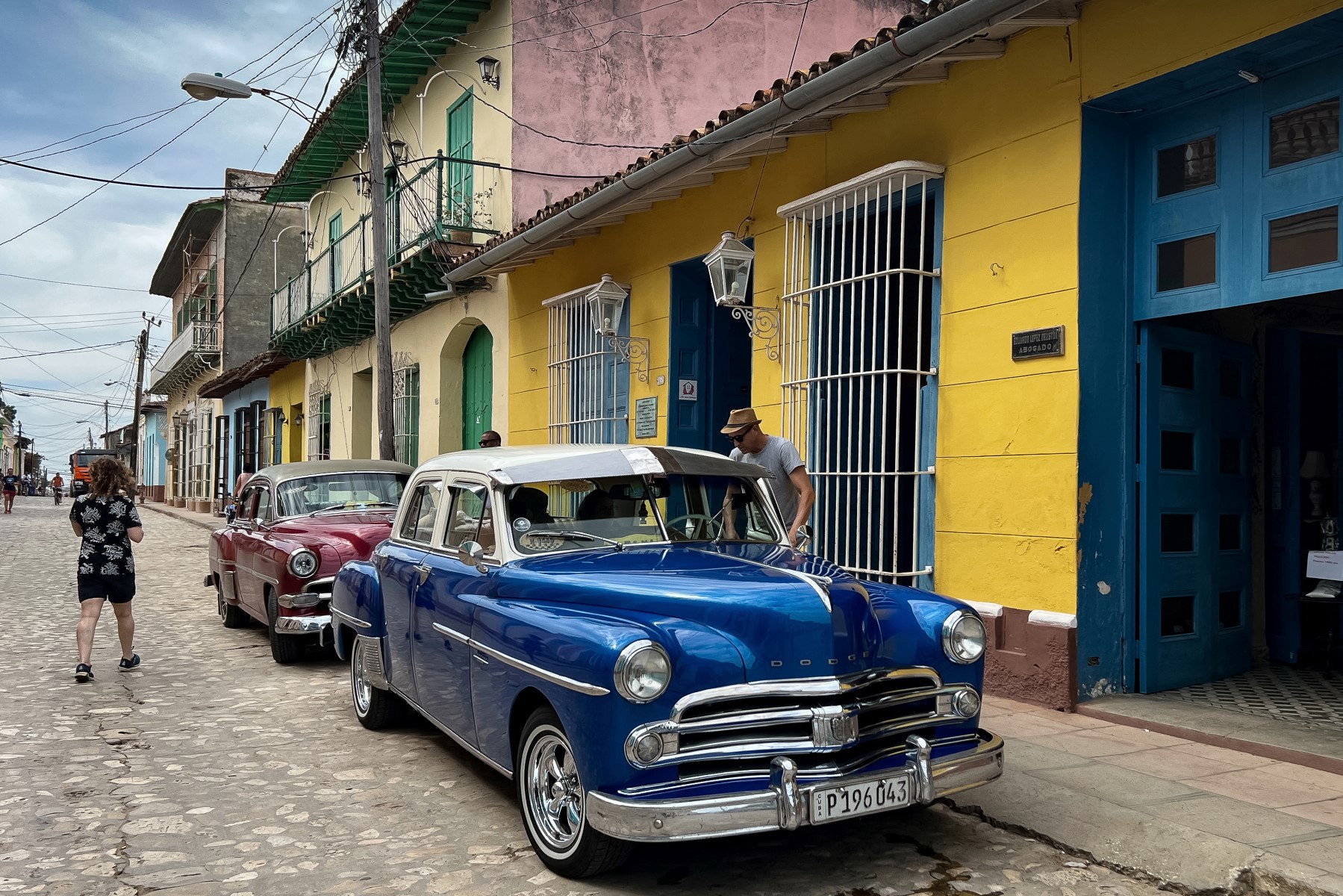 Vue d'une voiture américaine classique dans une rue de la ville de Trinidad, province de Sancti Spiritus, 21 juin 2023. (Photo par Adalberto Roque AFP)