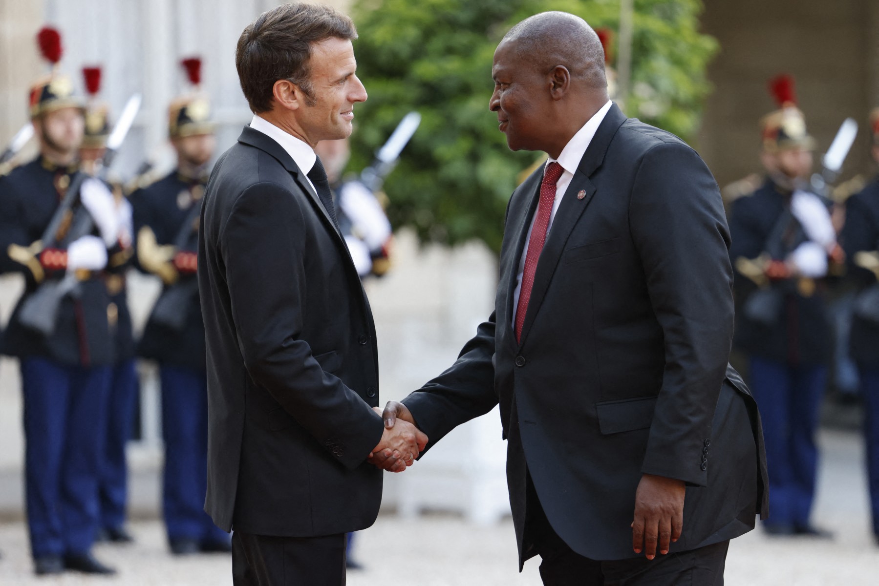 Macron et Touadéra retissent des liens