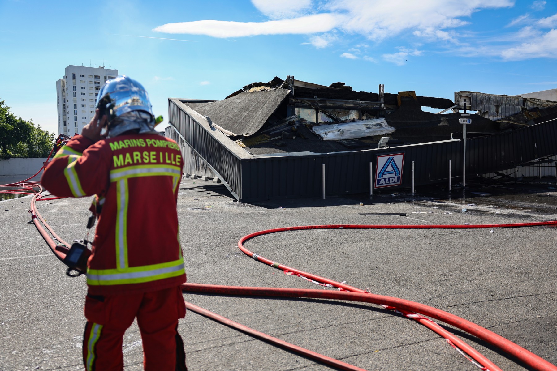 Marseille: incendie d'un entrepôt de voitures et pneus, une dizaine d'habitants évacués