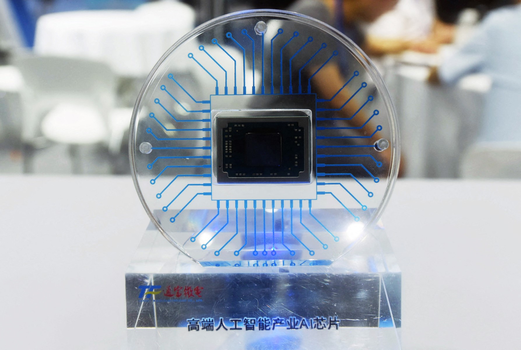 Une puce d'intelligence artificielle de Tongfu Microelectronics est présentée lors du Congrès mondial des semi-conducteurs à Nanjing, dans la province chinoise du Jiangsu (est), le 19 juillet 2023. (Photo AFP / CHINA OUT)