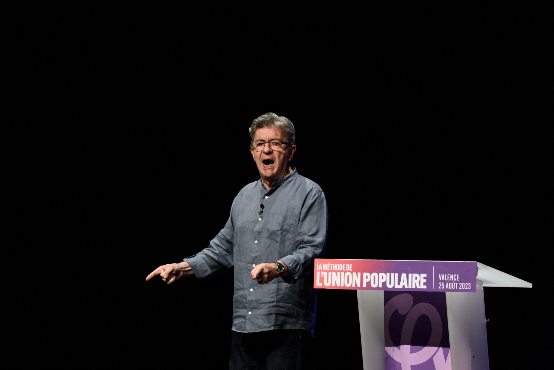 Fondateur du parti de gauche français La France Insoumise (LFI) et ancien député, Jean-Luc Mélenchon prononce un discours lors de l'événement des journées d'été de LFI (AMFIS 2023) à Châteauneuf-sur-Isère, dans le sud-est de la France, le 25 août 2023. (Photo par JEFF PACHOUD / AFP)
