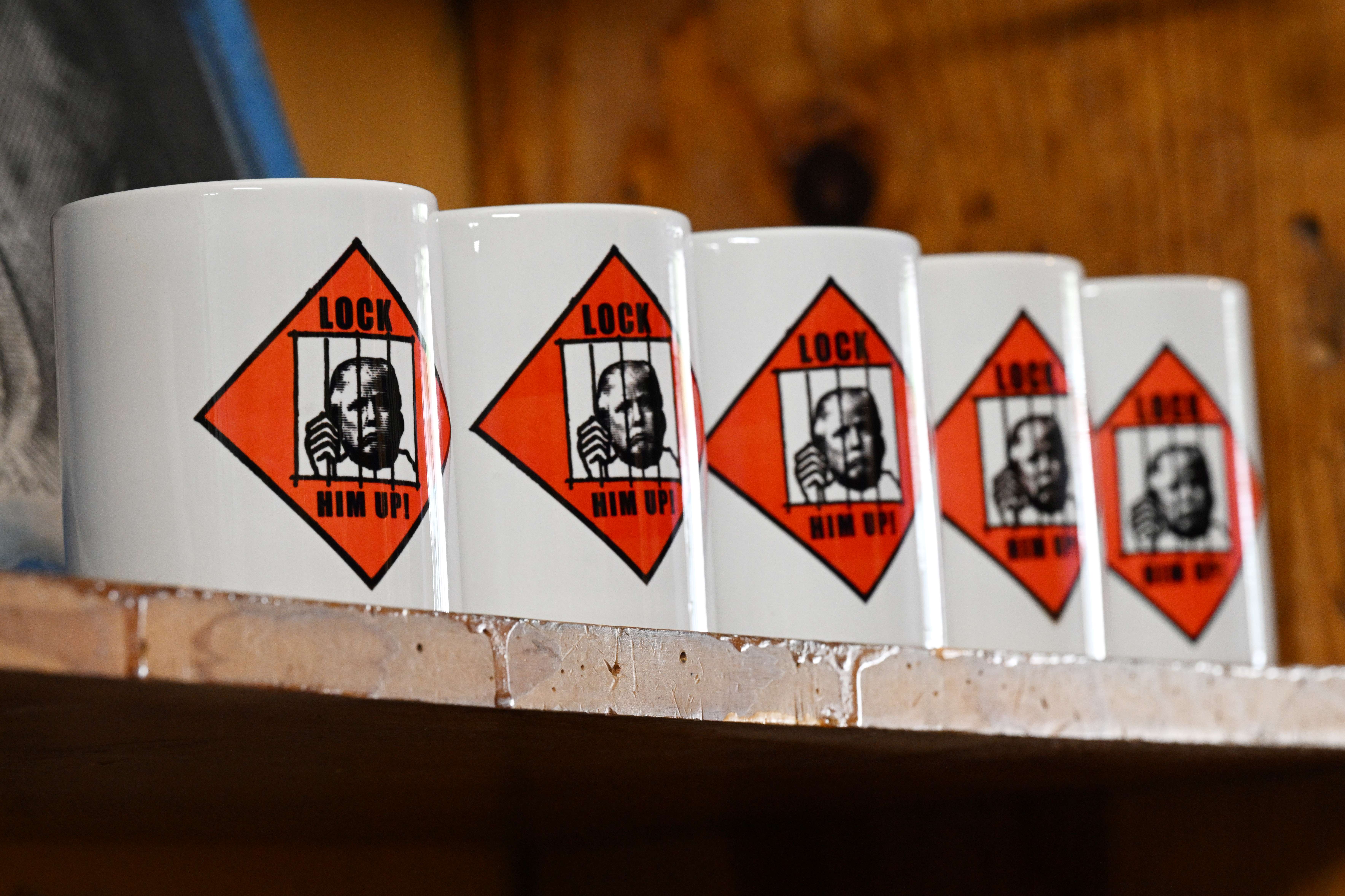 T-shirts, affiches, tasses: aux Etats-Unis, des «goodies» pour financer les campagnes