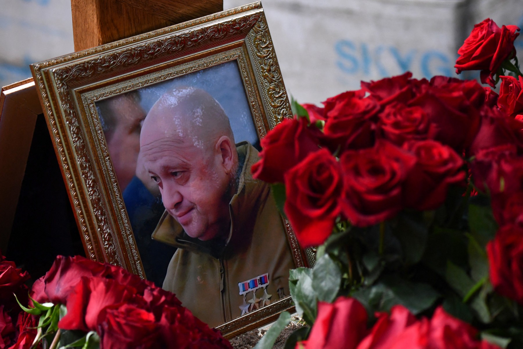 Une vue montre la tombe du chef du groupe mercenaire privé Wagner, Yevgeny Prigozhin, qui a été tué dans le crash d'un jet privé dans la région de Tver, au cimetière de Porokhovskoye à Saint-Pétersbourg, le 30 août 2023. (Photo Olga Maltseva AFP)