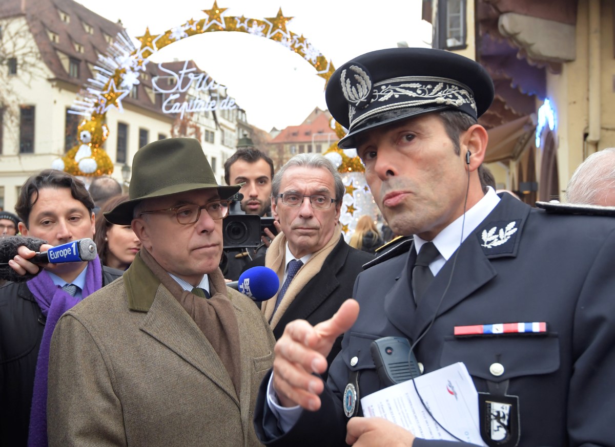 L'ancien ministre français de l'Intérieur, Bernard Cazeneuve (à gauche), entouré du maire de Strasbourg, Roland Ries (aau centre), s'entretient avec le directeur de la police locale, Jean-François Illy (à droite), alors qu'il examine les mesures de sécurité sur le marché de Noël à Strasbourg, dans l'est de la France, le 26 novembre 2016. (Photo Patrick Hertzog / AFP)