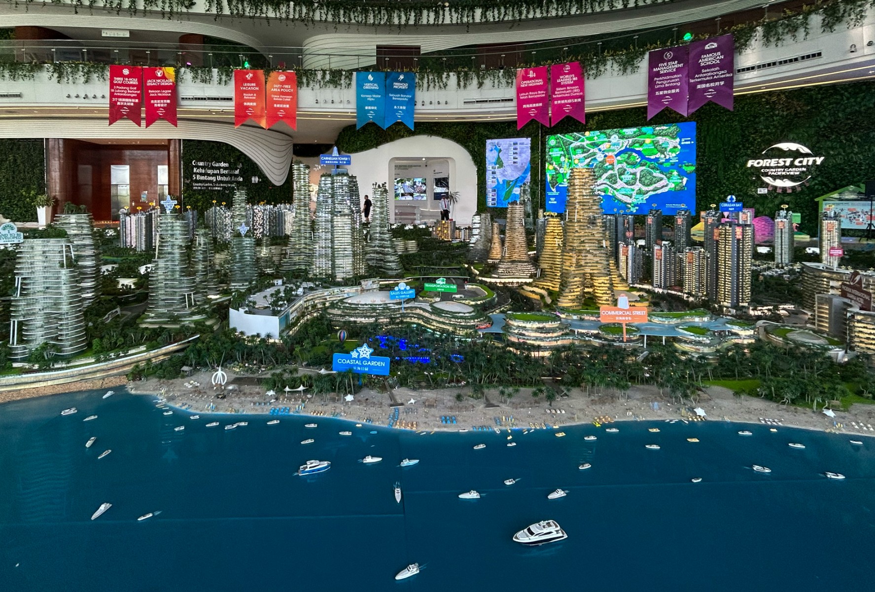 Cette photo prise le 1er septembre 2023 montre une miniature de Forest City, du promoteur immobilier chinois Country Garden, un projet de développement lancé dans le cadre de l'initiative chinoise Belt and Road, dans sa galerie de vente à Gelang Patah, dans l'État malaisien de Johor. (Photo par Mohd RASFAN / AFP)