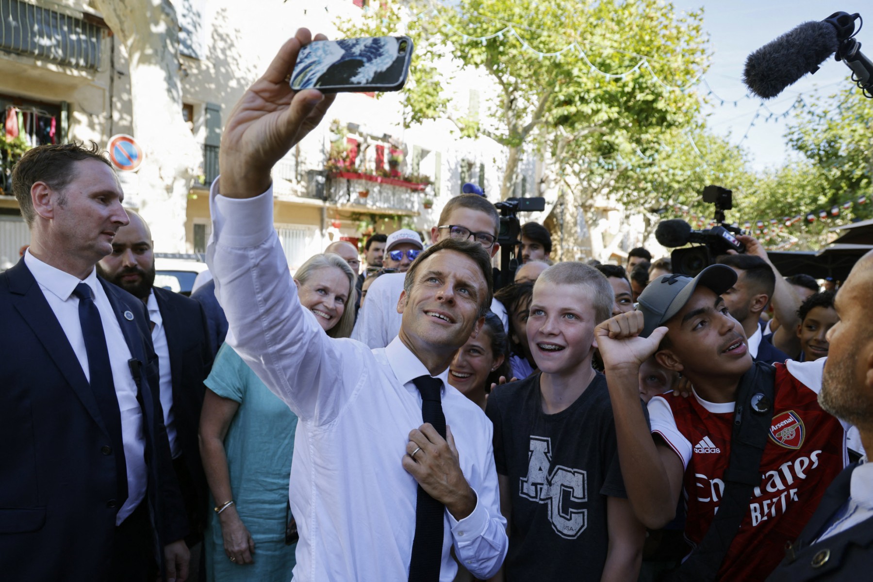 Macron pour une «tenue unique» à l'école