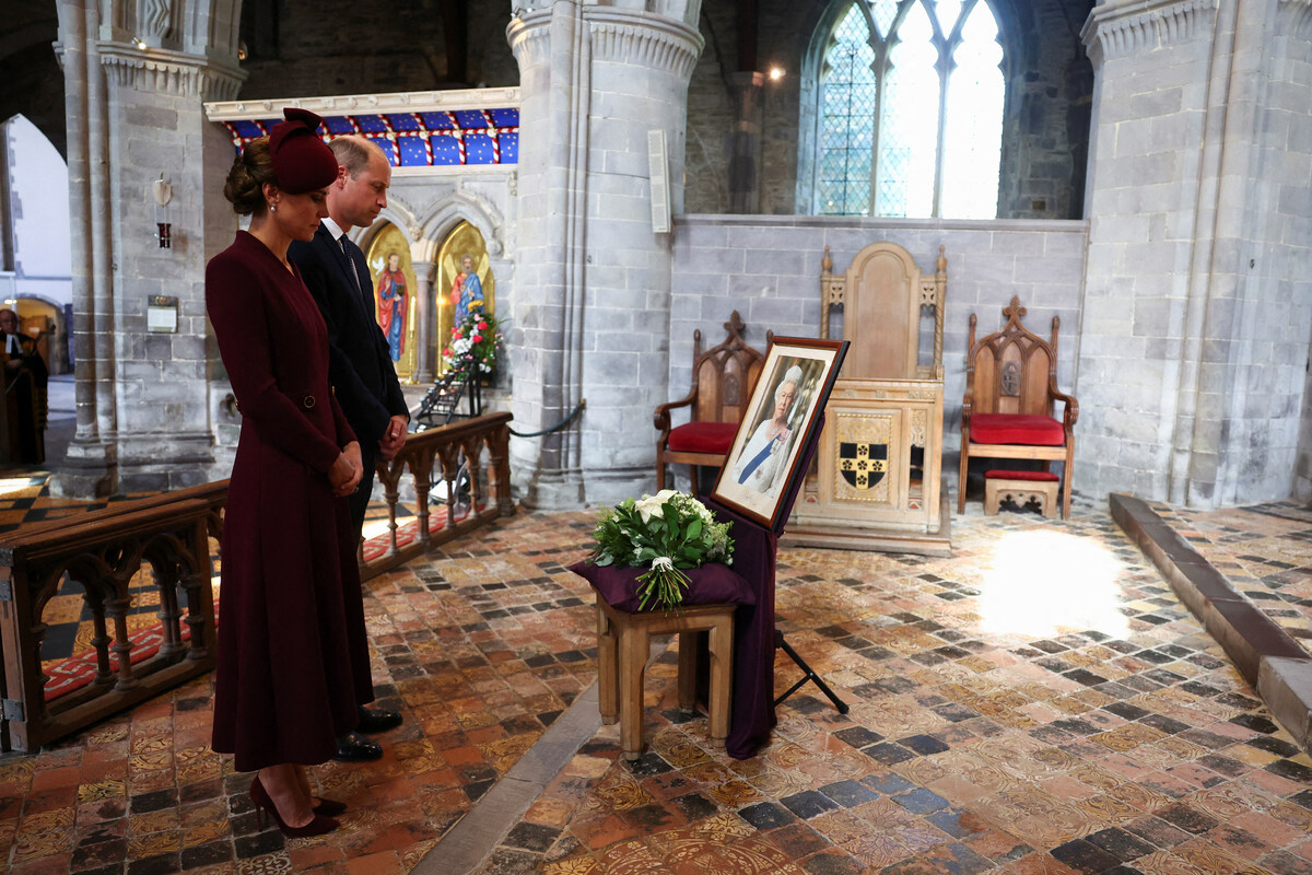 Un an après, prières et coups de canon en mémoire d'Elizabeth II
