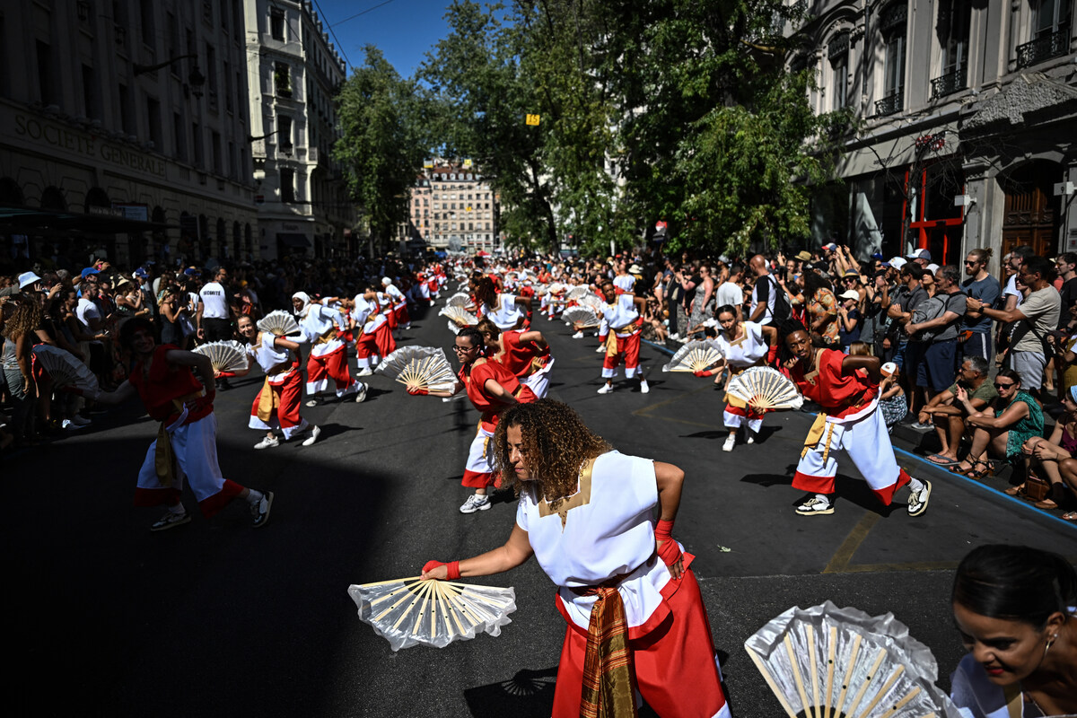 Des danseurs se produisent dans les rues de Lyon lors d'un défilé pour la 14e édition de la Biennale de danse de Lyon sur le thème de la paix, à Lyon, dans le centre-est de la France, le 10 septembre 2023. (Photo Olivier Chassignole AFP)