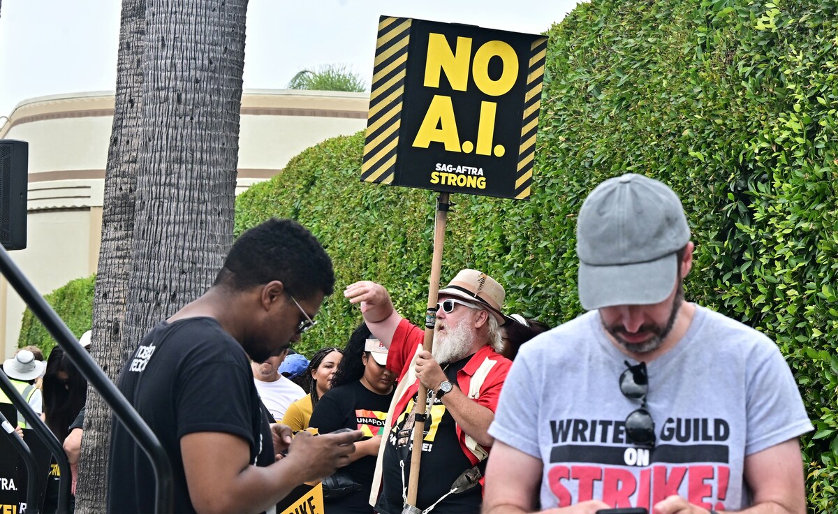 Grève à Hollywood: studios et scénaristes poursuivront leurs négociations samedi