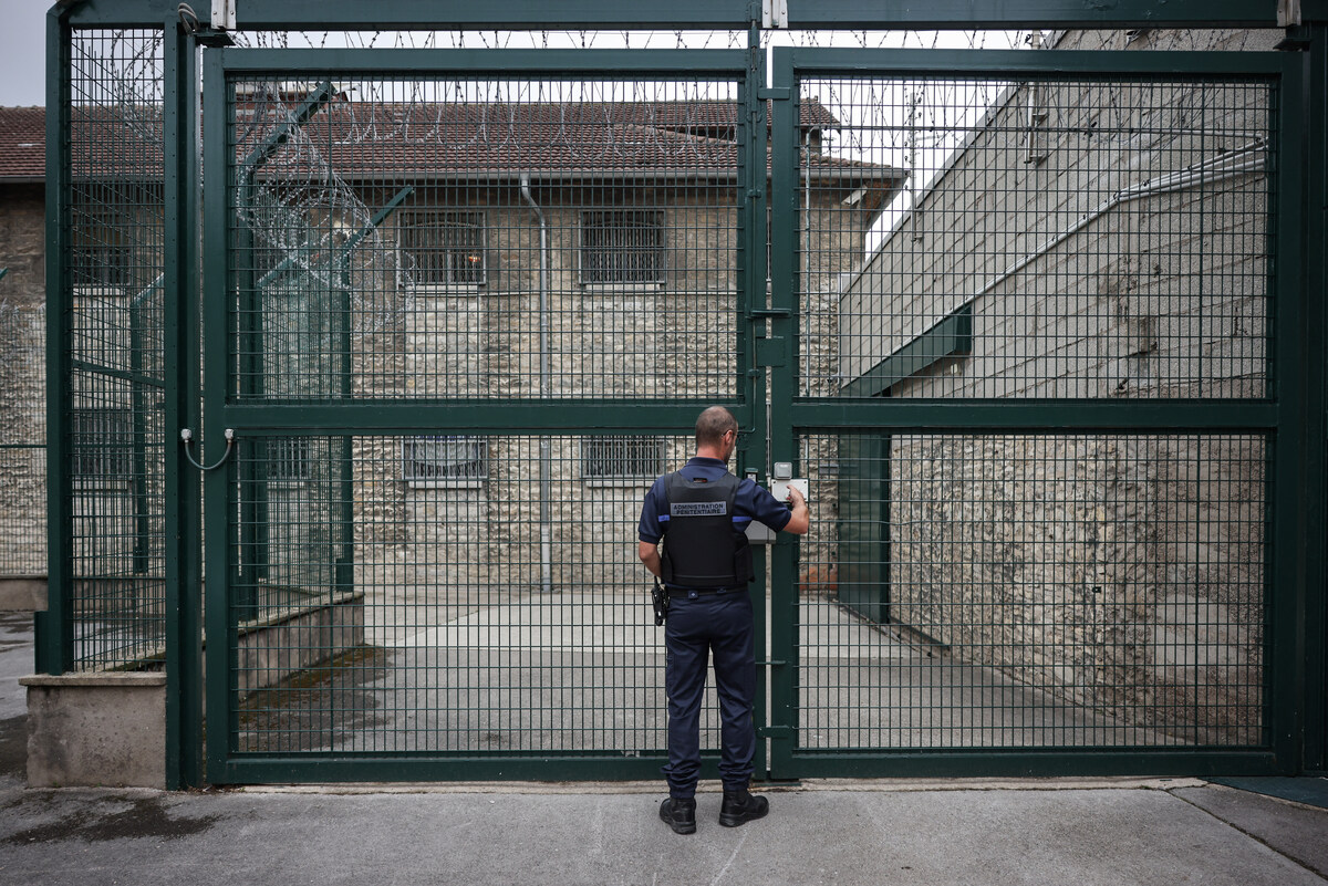 Un gardien de prison ferme une grille dans la prison de Besançon, dans l'est de la France, le 13 septembre 2023. (Photo Arnaud Finistre AFP)