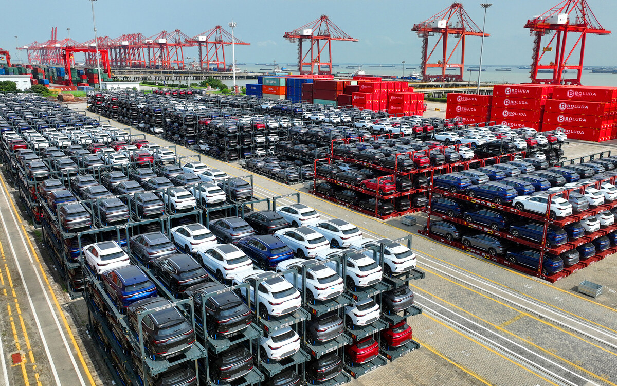 Sur cette photo prise le 11 septembre 2023, des voitures électriques BYD attendant d'être chargées sur un navire sont empilées au terminal international de conteneurs du port de Taicang au port de Suzhou, dans la province chinoise de Jiangsu (est). (Photo par AFP)