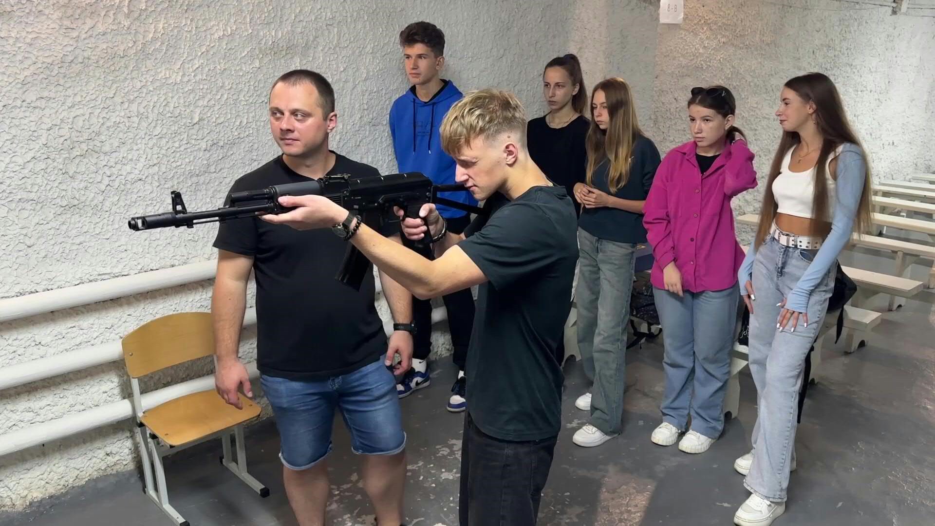 Drones et kalachnikovs: En Ukraine, des adolescents s'entraînent à la guerre