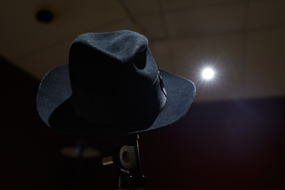Un chapeau de Michael Jackson, celui du premier moonwalk, adjugé 77 640 euros
