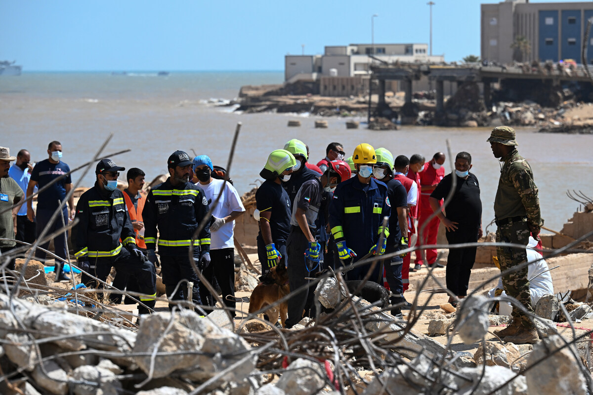 Des membres de l'équipe de secours émiratie participent aux opérations de secours dans la ville de Derna, dans l'est de la Libye, le 16 septembre 2023. (Photo AFP)