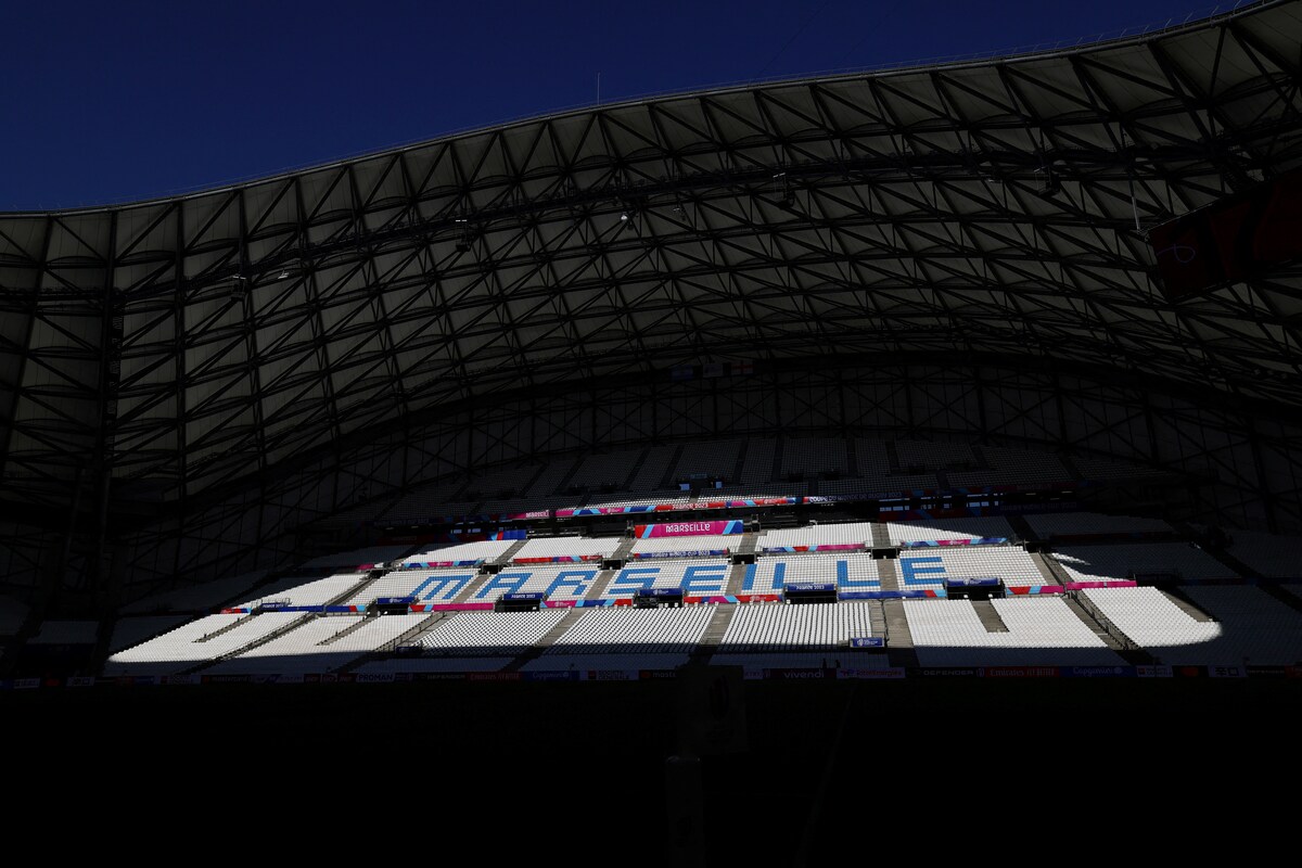 Vue générale du stade Vélodrome, à Marseille où le pape François est attendu vendredi. Ce grand port de la Méditerranée est façonné depuis sa fondation par des vagues de migrations qui font cohabiter communautés et religions. Deux thèmes clés de cette visite. (Photo Clement Mahoudeau AFP)